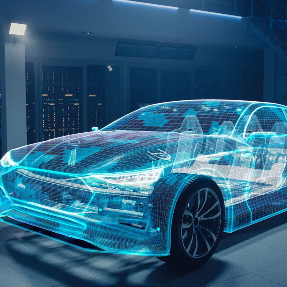 Man kijkt op zijn tablet en staat naast een futuristische auto in een garage.